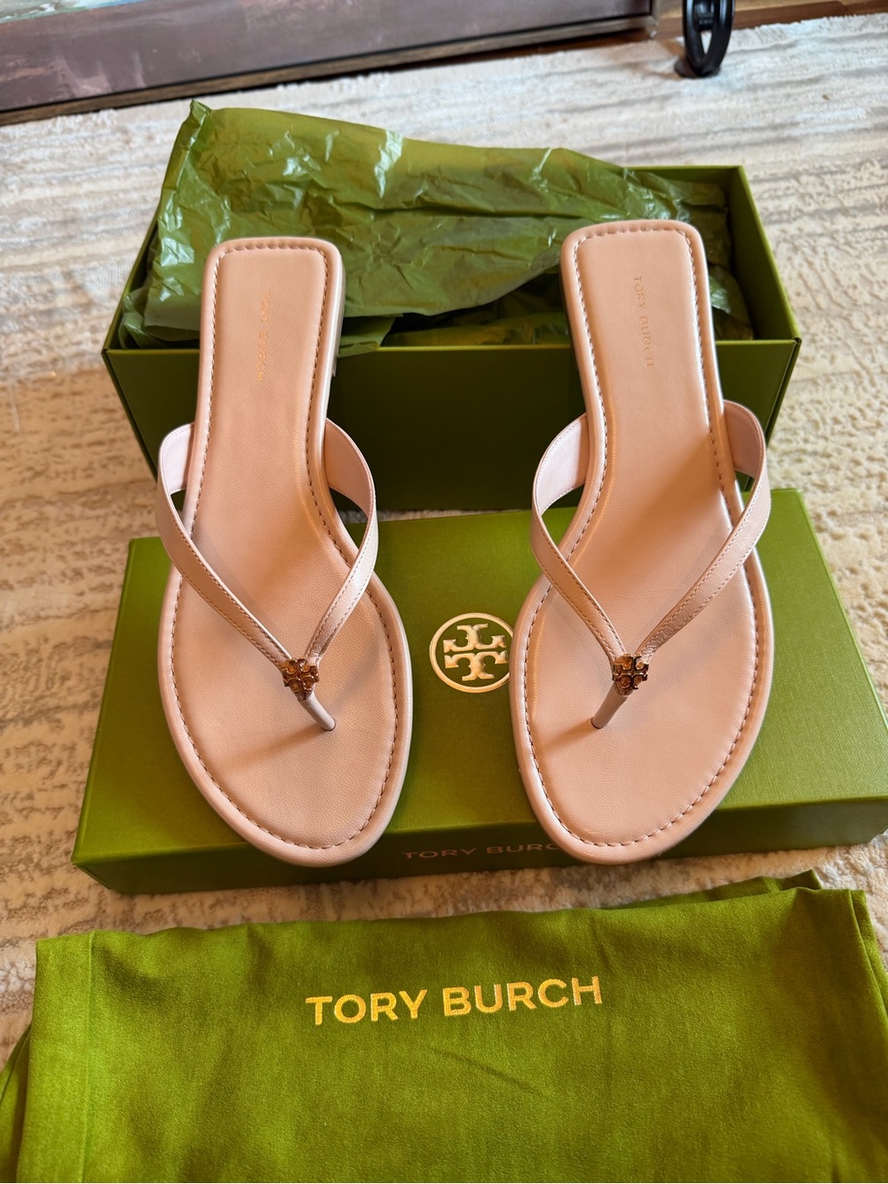 Tory Burch Shell Pink Classic Flip Flop Leather Thong Sandals with Logo Charm